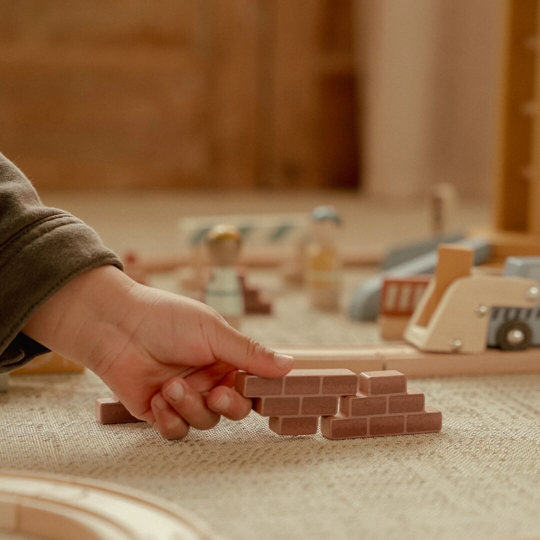 Kranset mit Eisenbahnschienen