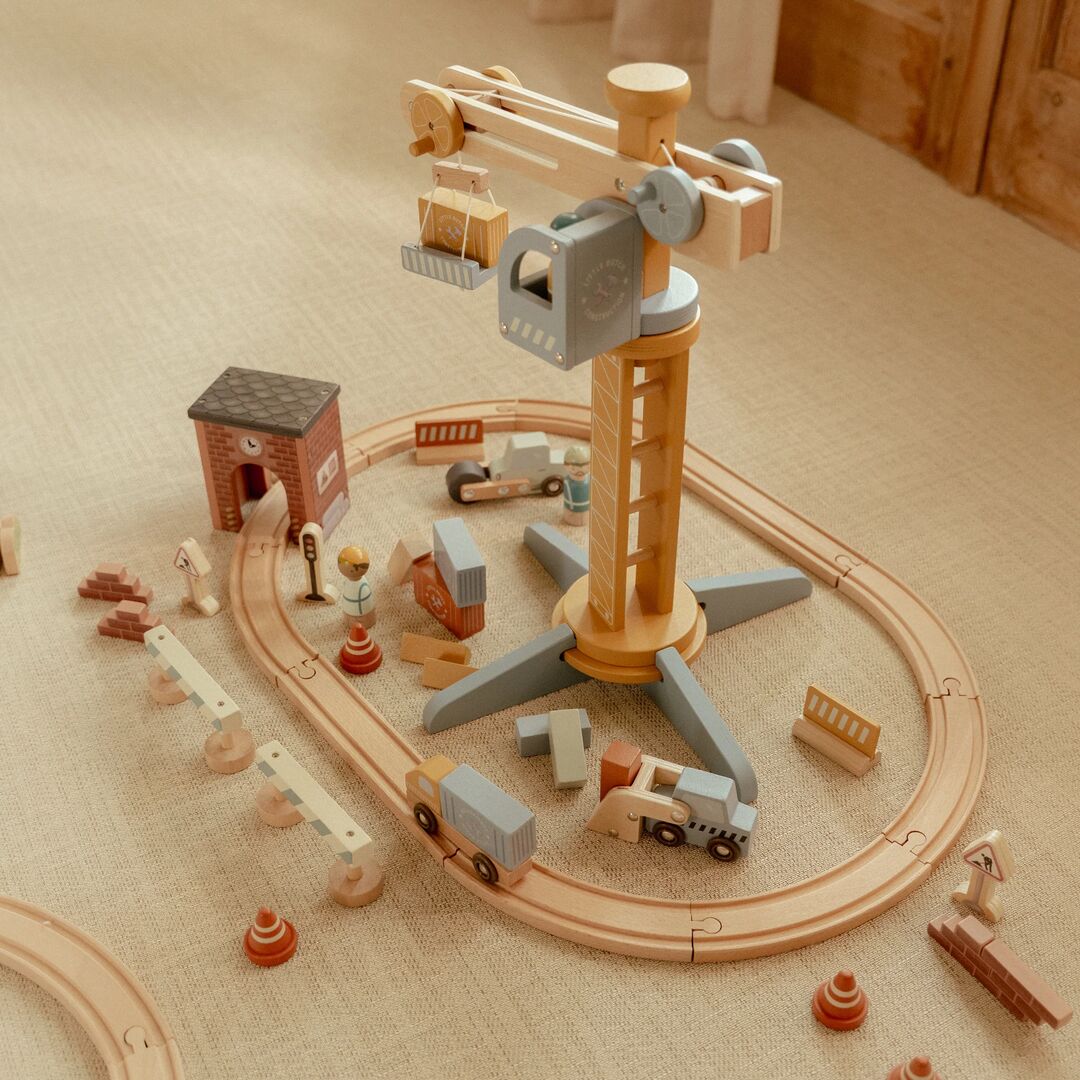 Kranset mit Eisenbahnschienen