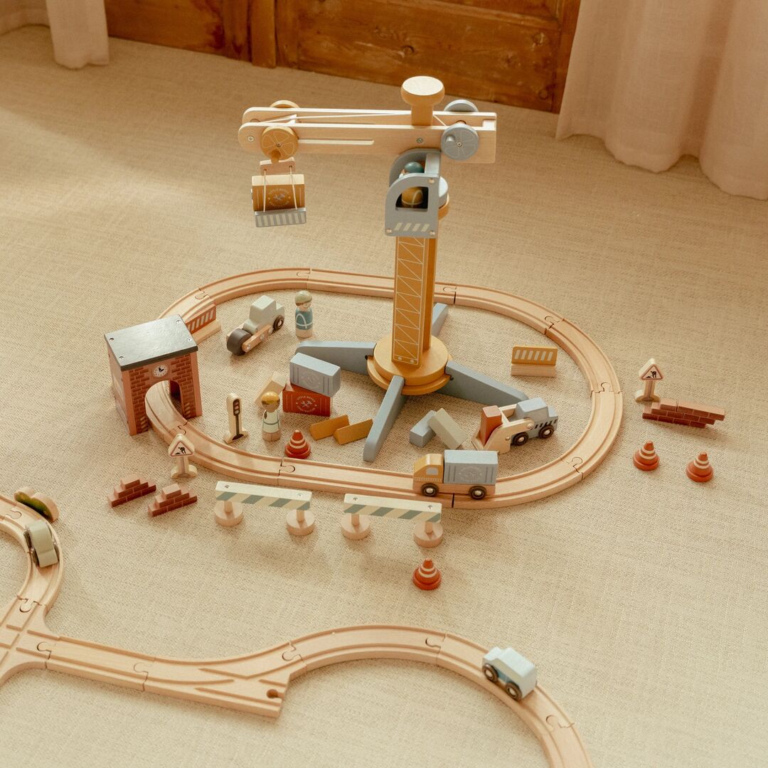 Kranset mit Eisenbahnschienen